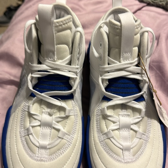 NWT LIGHTWEIGHT Adidas BASKETBALL SHOES WITH PLENTY OF STRUCTURE AND SUPPORT. - Picture 5 of 7